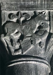 le sculpteur a imagé dans la pierre un animal dévorant un humain. La sculpture se trouve sur le chapiteau de la nef dans l'église de l'ancien prieuré à Rozier dans les côtes d'Aurec (Loire). France JPEG - 16.9 ko