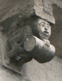 Sculpture sur pierre à l'église de Saint-Amand à Saint-Amand-Monrond dans le Cher (France). JPEG - 37.5 ko