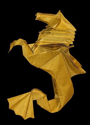 Un pliage en papier (origami) figurant un hippocampe, petit animal marin restant toujours à la verticale et dont le mâle porte les petits jusqu'à leur naissance. JPEG - 19.5 ko