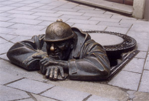 Sculpture en bronze dans la ville de Bratislava en Slovaquie. JPEG - 21.7 ko