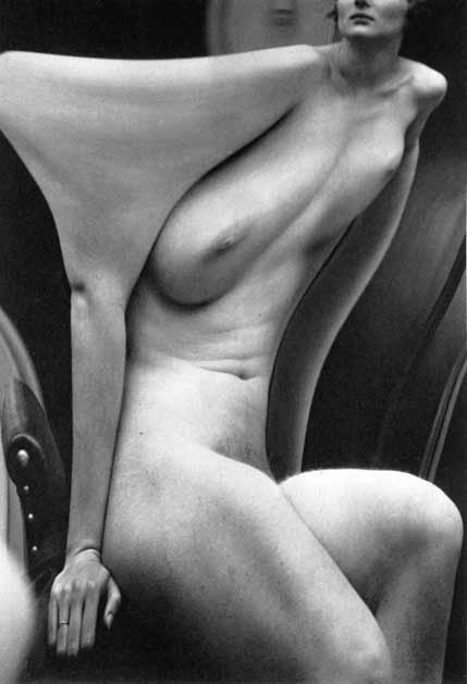 Photographie d'un Nu féminin, dans la série des « Distorsions ». JPEG - 19.2 ko