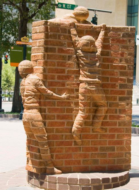 Mur et enfants, en briques, dans un parc de jeux. JPEG - 152.1 ko