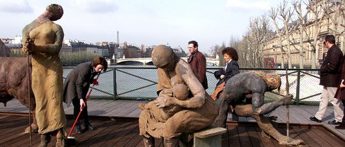 1999 à Paris au petit matin, les sculptures de Ousmane Sow sur le Pont des Arts. JPEG - 109.4 ko