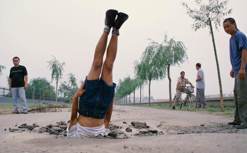 Performance et photo dans la série « Li Wei Falls ». JPEG - 76.5 ko