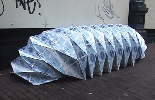 Folding shelter for Outdoor, made from misprinted milk packaging JPEG - 121.8 ko