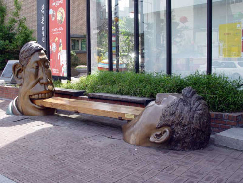 Sculpture comme mobilier urbain à Séoul (Szöul). JPEG - 52.2 ko