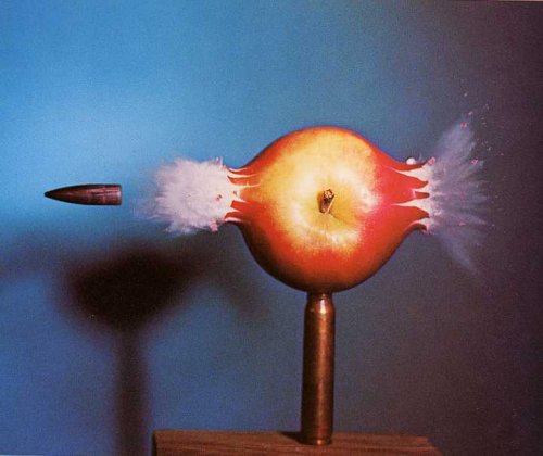 Photo à déclenchement très rapide d'une balle de fusil traversant une pomme. JPEG - 27.9 ko