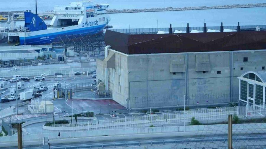 Vue sur le data center MRS3 dans le Grand Port Maritime de Marseille. Il s'agît du bâtiment dit de la grande Martha, un ancien bunker nazi de la seconde guerre mondiale racheté par Digital Realty en 2020. Photo prise lors de la balade du festival le Nuage était sous nos pieds le 9 novembre 2024.