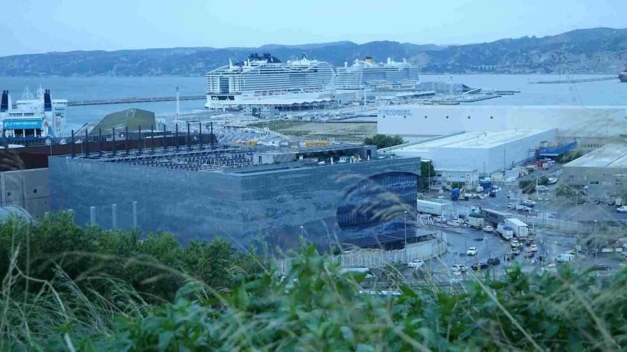 Vue sur le data center MRS4 de Digital Realty dans le Grand Port Maritime de Marseille. Photo prise pendant la balade lors du festival Le Nuage était sous nos pieds, le 9 novembre 2024.