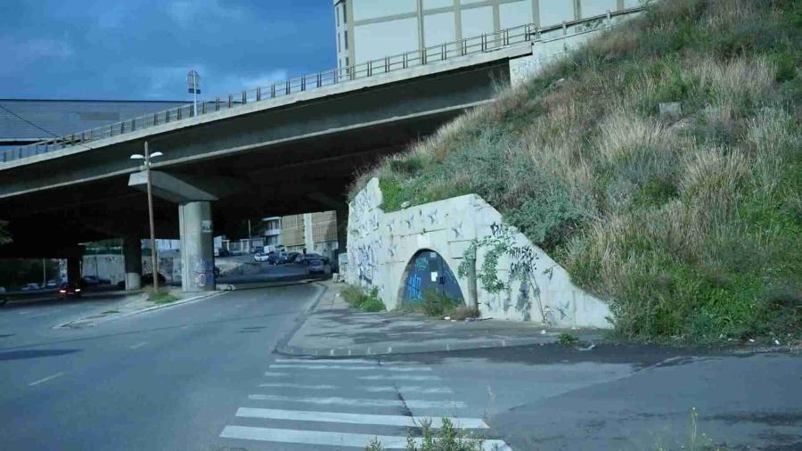 Photo d'une des entrées de la Galerie à La Mer à Marseille. Photo prise lors de la balade du festival Le Nuage était sous nos pieds le 9 novembre 2024.