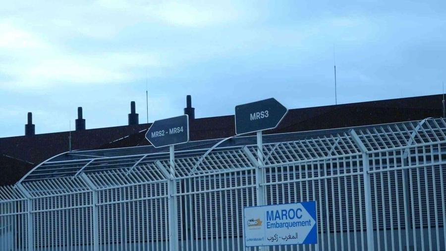 Vue sur le Grand Port Maritime de Marseille, avec le toit du data center MRS3 au fond. Source : photo prise pendant la balade du festival Le Nuage était sous nos pied, le 9 novembre 2024.