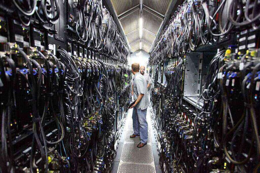 Intérieur d'un data center de Microsoft Bing. Robert Scoble, Half Moon Bay, USA, CC BY 2.0 https://creativecommons.org/licenses/by/2.0, via Wikimedia Commons.