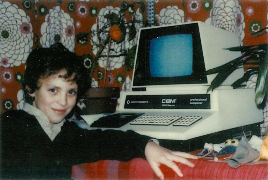 Source : https://www.spaceeman.be/images/1985_Serge-Smeesters_PET2001.jpg Photo en 1985 à côté d’un PET 2001