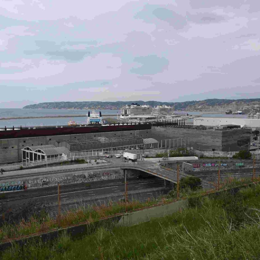 Vue sur les data centers MRS2, MRS3 et MRS4 de Digital Realty dans le Grand Port Maritime de Marseille, depuis le cap Janet, quartier de la Calade. Photo prise pendant la balade du festival Le nuage était sous nos pieds, 9 novembre 2024.