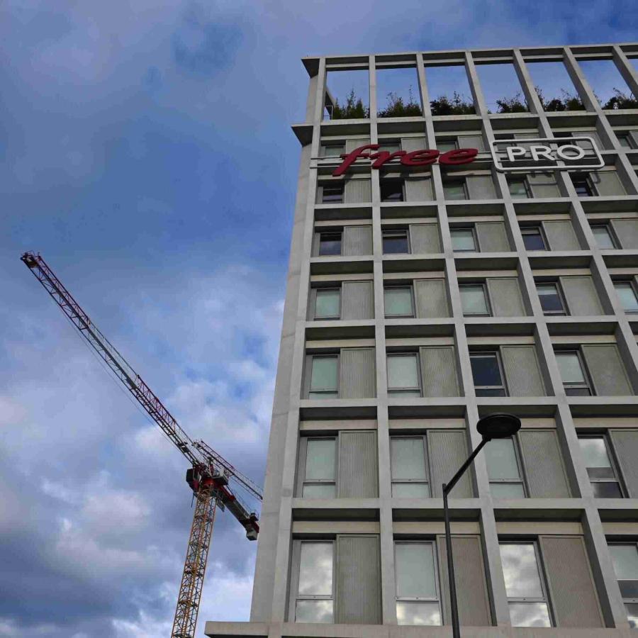 Photo du bâtiment du siège social de Free Pro à Marseille dans le quartier nouvellement construit, dit de Smartseille. Photo prise pendant la balade du festival Le nuage était sous nos pieds le 9 novembre 2024.