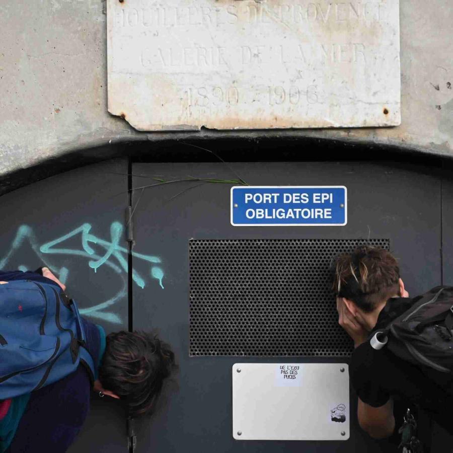 Photo d'une des portes d'entrée de la Galerie à La Mer sur le Cap Pinède à Marseille. En plaçant son oreille près des trous de la grille, on peut entendre l'eau couler et sentir l'air frais à travers. Photo prise lors de la balade du festival Le Nuage était sous nos pieds, le 9 novembre 2024.